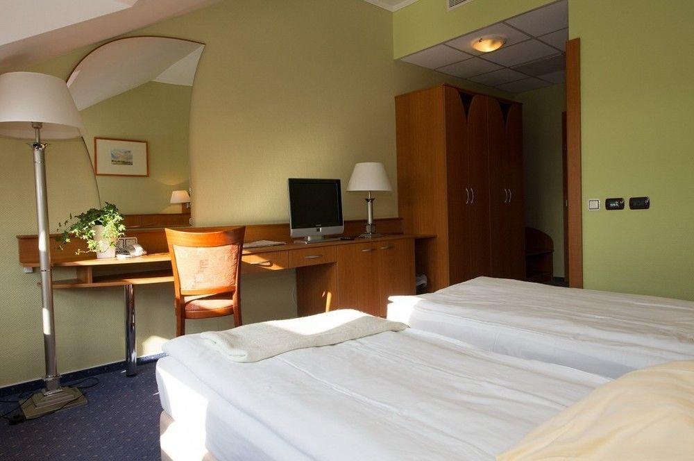 Aquarell Hotel Cegléd Eksteriør billede