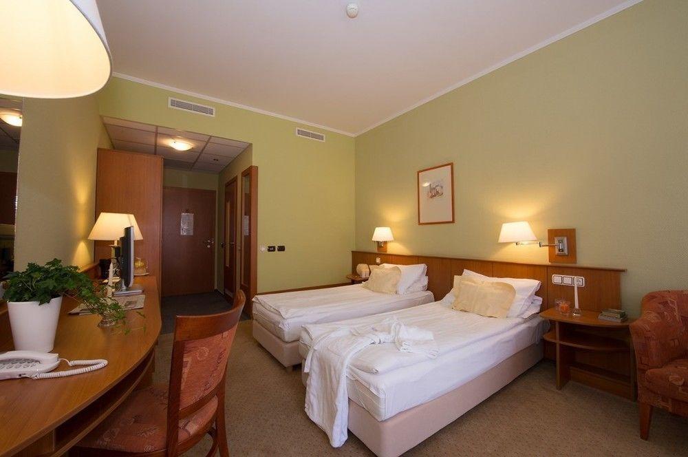 Aquarell Hotel Cegléd Eksteriør billede