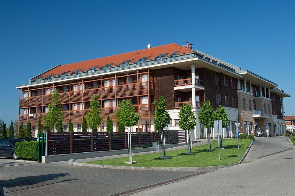 Aquarell Hotel Cegléd Eksteriør billede